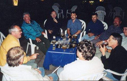 Das abendliche Fischermeeting auf Milans Terasse