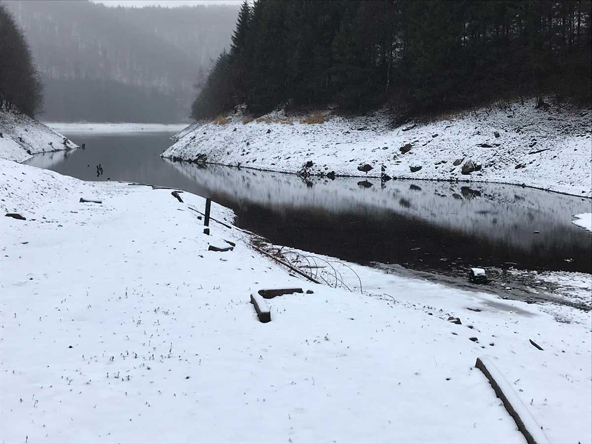 Talsperre im Winter