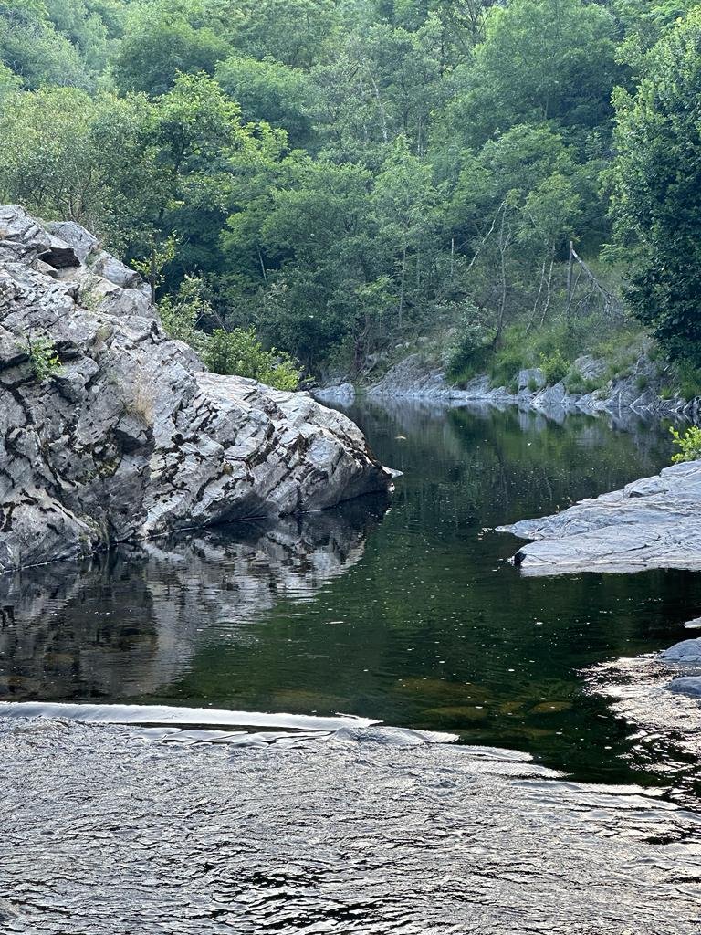 Der Fluss überhalb des Stausees
