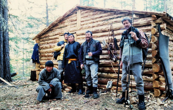 Mit Angelgästen an neu gebauter Anglerhütte als Stützpunkt tief im Grenzland des Shishkid