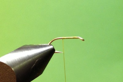 1.Bindeschritt:<br />Aufbinden der Grundwicklung, welche bei klassischer Bindeweise etwa auf Hakenspitzen aufhören sollte.