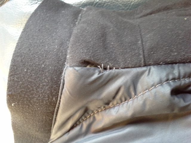 defekte Naht am Kragen