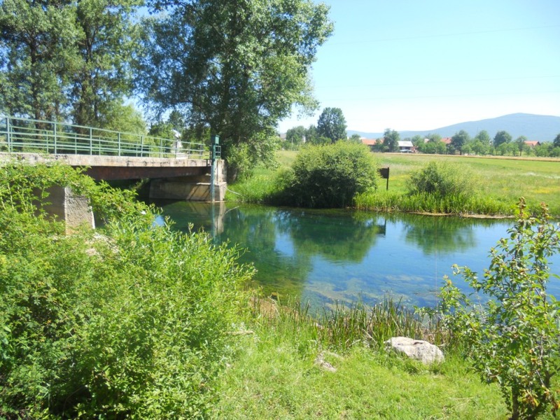 Gacka Brücke 1 von oberhalb